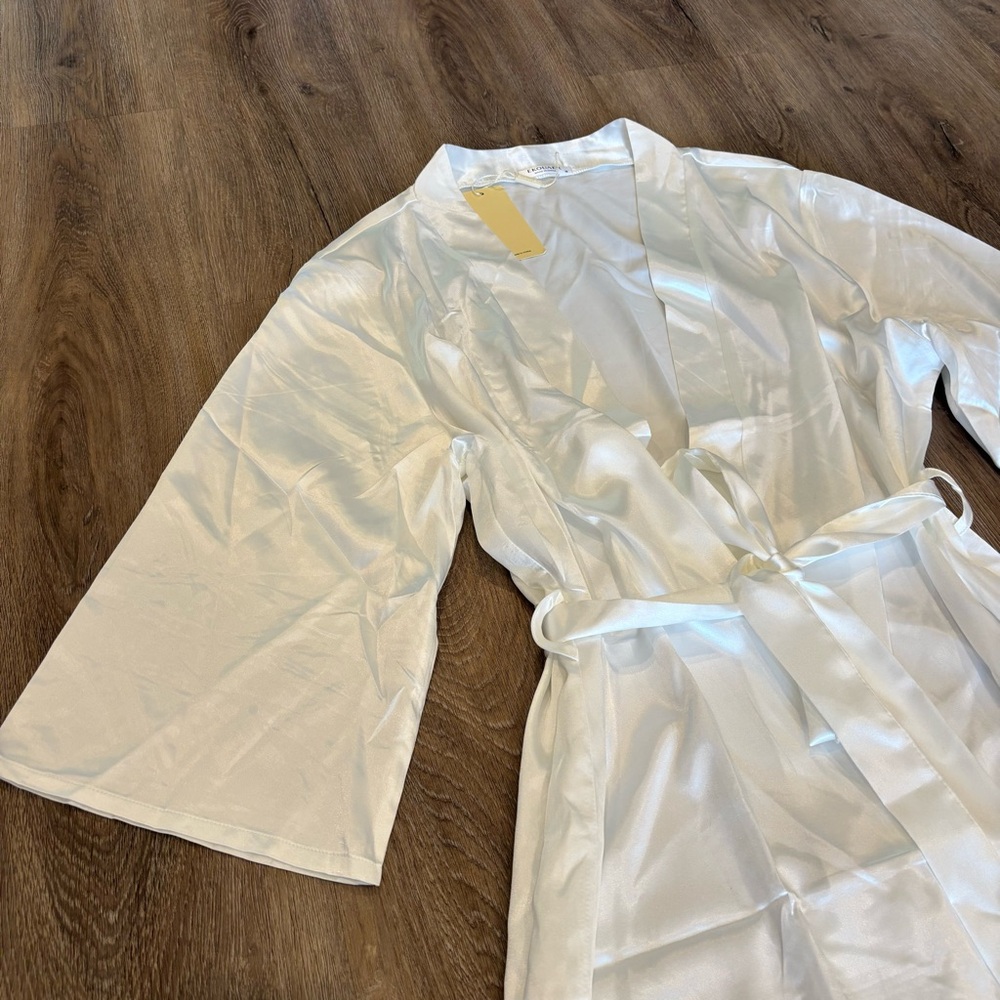 White Satin Robe • Medium - Picture 5 of 5